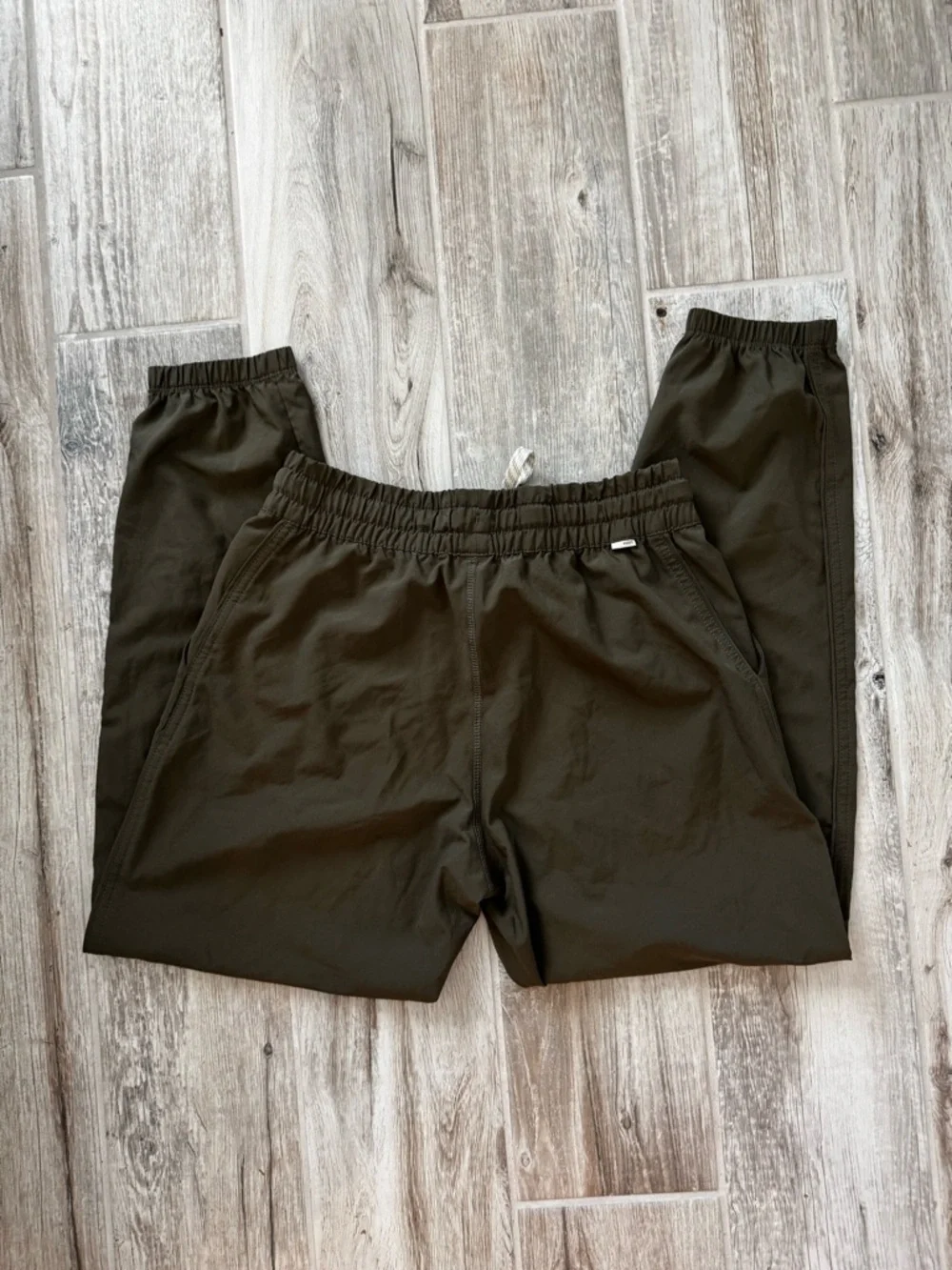 Vuori Women's Miles Jogger Size Small Oregano Green Like New - Picture 6 of 12